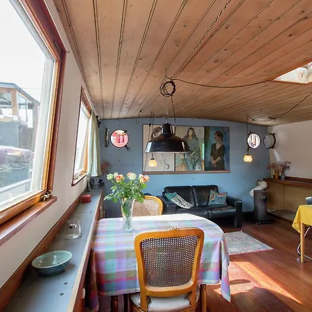 Bateau-hôtel Ship
